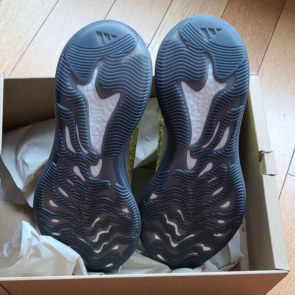 Yeezy Boost 380 - Picture 4 of 7